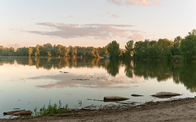 mehka svetloba ob sončnem zahodu nad travniki in polji